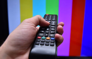 علت تیره شدن صفحه نمایش تلویزیون
